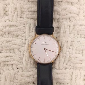 Daniel Wellington Watch - gold